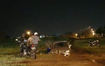 Motorista sofre acidente 'cinematográfico' ao tentar atravessar área da antiga linha férrea
