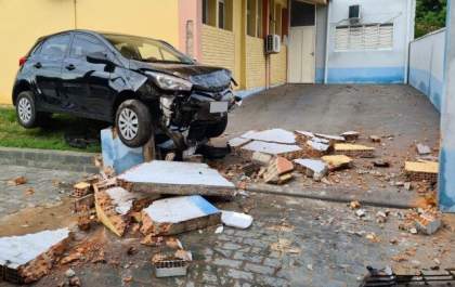 Servidora bate carro em muro de Prefeitura