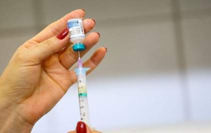 Pfizer e BioNTech iniciam teste de vacina contra covid-19 em crianças