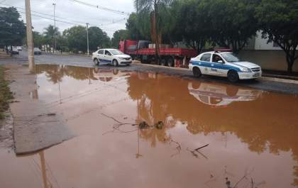 Avenida amanhece com trecho alagado em Araçatuba