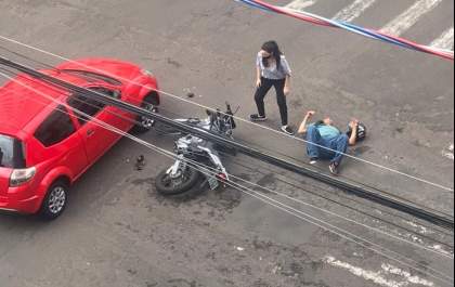 Carro invade preferencial e é atingido por moto na Duque de Caxias