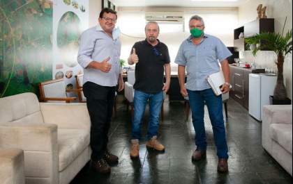 Prefeito recebe empresário do novo cemitério andradinense
