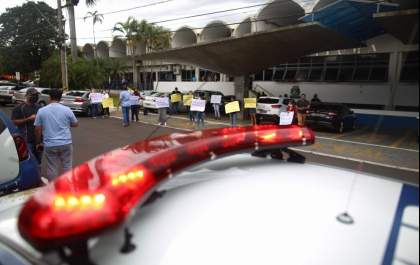 Pais de alunos fazem manifestação contra suspensão das aulas presenciais