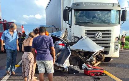 Mulher é socorrida com ferimentos graves após bater carro em caminhão