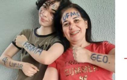 Mãe estuda com filha autista por um ano e as duas passam no vestibular
