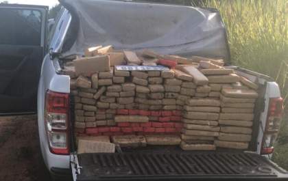 PM encontra 700 quilos de drogas em caminhonete furtada