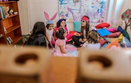 Pedagoga que usou uniforme de trabalho da mãe na formatura se inspirou na força feminina