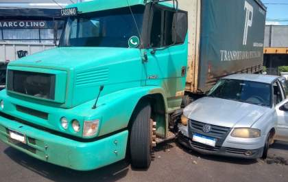 Carro é arrastado por caminhão em cruzamento na avenida Brasília