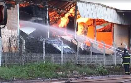 Fábrica de espumas pega fogo e mobiliza bombeiros