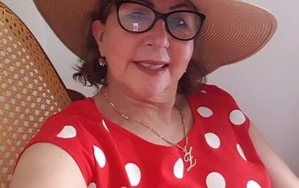 Isolada no dia do aniversário, filho faz surpresa para mãe