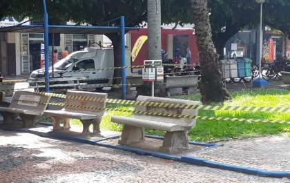 Bancos de praças são lacrados em Guararapes