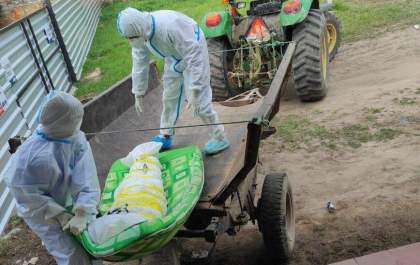 Indigente vítima de Covid é carregado por trator e enterrado em vala comum
