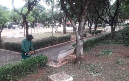 Revoadas: Meio Ambiente faz poda e limpeza de praça