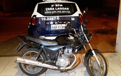 Motociclista é abordado pela Polícia Militar durante o Toque de Recolher e acaba preso