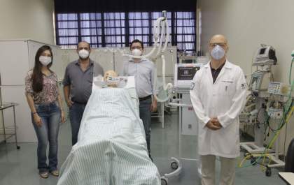 Capacete de oxigenação criado na UEM eleva de 70% para 92% saturação em doentes