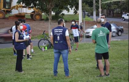 Birigui distribui máscaras e orienta frequentadores no Parque do Povo