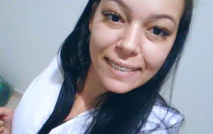 Mulher de 24 anos morre após bater carro em árvore