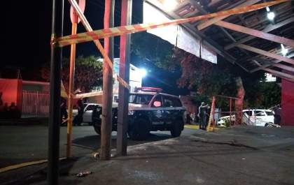 Homem é morto a tiros em bar na rua Baguaçu