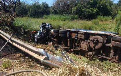 Condutor de carro de Penápolis morre carbonizado após bater em caminhão