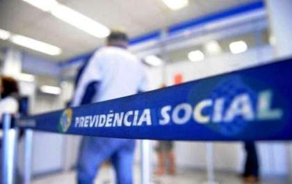 Bolsonaro sanciona lei que aumenta em 5% limite de crédito consignado
