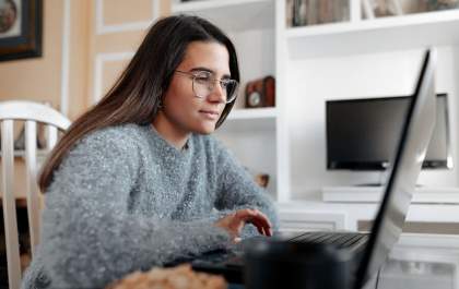 Plataforma disponibiliza cursos gratuitos oferecidos por universidades dos EUA