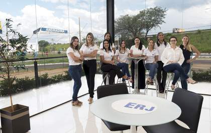 Elas são a equipe feminina da ERJ