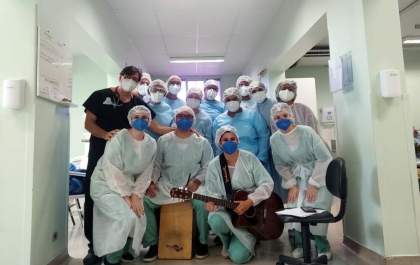 Profissionais usam a música para alegrar pacientes na Santa Casa de Araçatuba