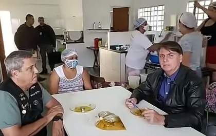 Forças Armadas devem começar a vacinar população, diz Bolsonaro