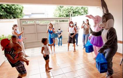 Fundo Social entrega chocolates para entidades e famílias