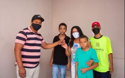 ‘Projeto Servir’, da igreja Koinonia, beneficia família de Castilho com casa