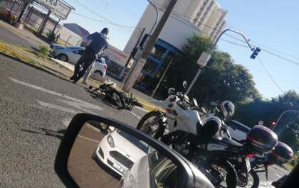 Dois ficam feridos em colisão entre motos na Araçás