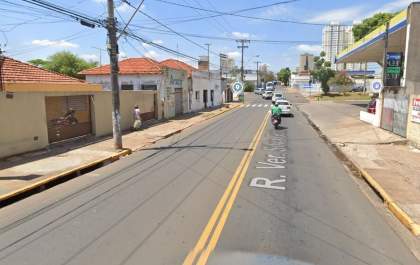 Mulher é detida após derrubar portão de casa com Hilux