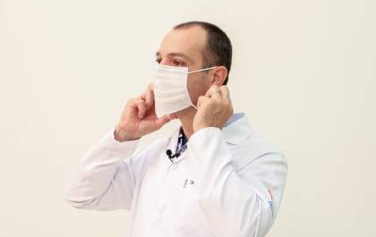 Médico ensina a maneira correta de usar máscara de proteção contra o coronavírus