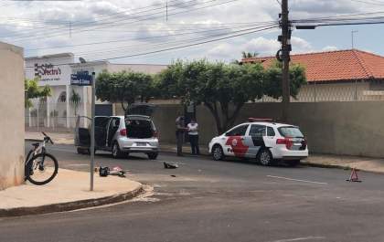 Na contramão, motociclista bate em carro e foge deixando capacete, banco e bebidas