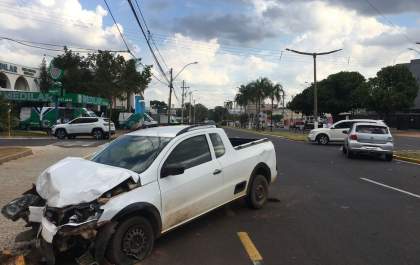 Carro invade cruzamento na Brasília e provoca colisão