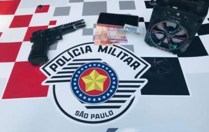 PM apreende três menores após roubo a supermercados usando simulacro de pistola
