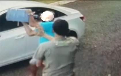 Vídeo mostra empresário atirando galão de água em dono de depósito