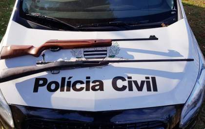 Polícia Civil prende pai e filho em flagrante por posse ilegal de arma de fogo