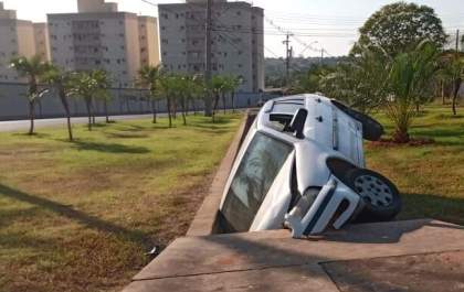 Professor é preso por embriaguez após subir com carro na rotatória da Fundadores
