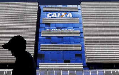 Beneficiários do Bolsa Família começam a receber auxílio emergencial