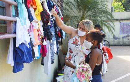 Varal Solidário doa peças de roupas e calçados em Birigui