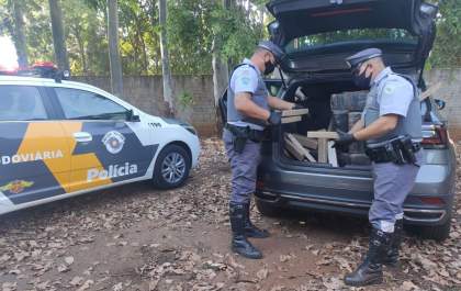 Polícia apreende carro com 486 quilos de maconha em rodovia