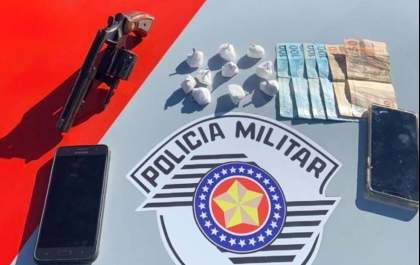 Mecânico e manicure de Andradina em cana com porções de cocaína e revólver
