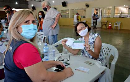Edna Flor recebe primeira dose da vacina contra a covid-19