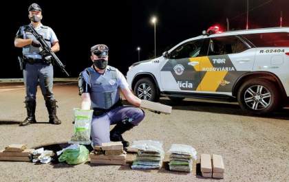 Dupla é presa com maconha e pasta base de cocaína em ônibus