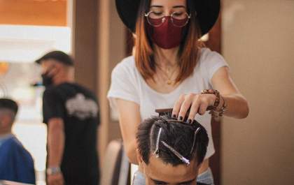 Conheça a barbergirl três-lagoense que começou na profissão aos 14 anos