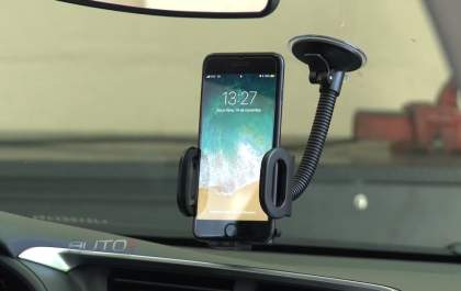 Celular no viva-voz enquanto dirige, é infração? - Quem esclarece é a equipe do CFC Skina