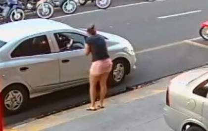 Mulher chuta porta de carro de motorista por aplicativo em Birigui antes de ser agredida