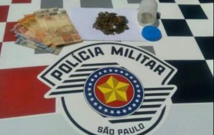 Sitiante joga droga no mato após avistar viatura da policia