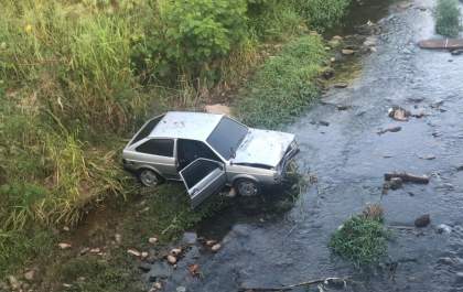 Homem é encontrado dormindo em carro após bater em muro e cair em córrego em Birigui